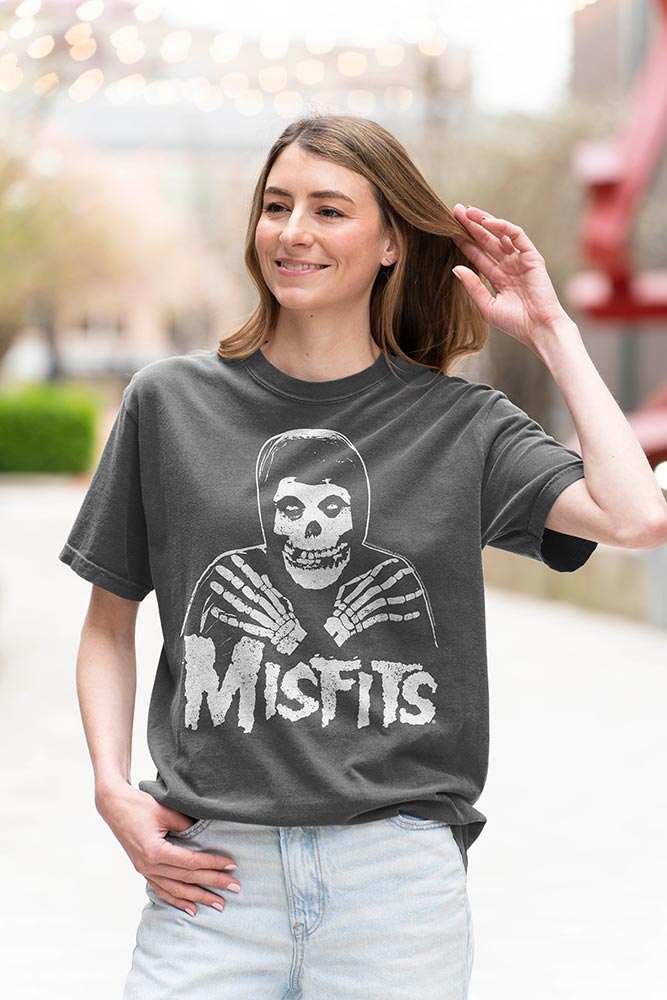 Misfits LOGO OUTLINE SKULL Pepper Adult T-Shirt – Punk Rock Band Skull Graphic Fan Shirt